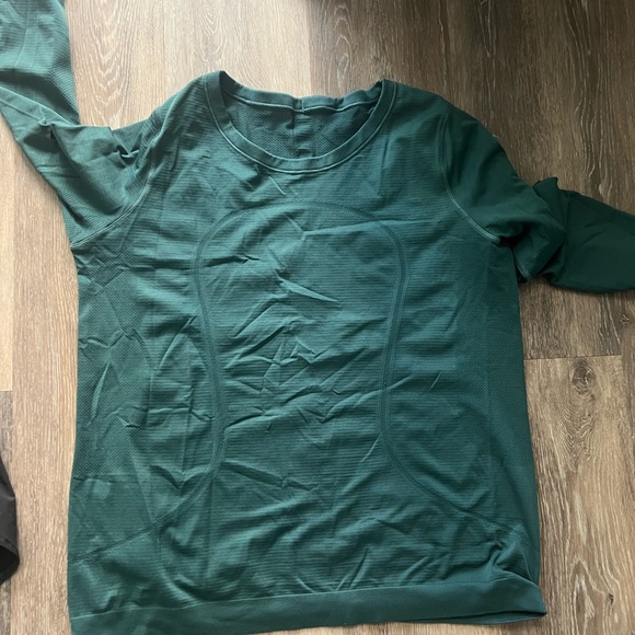 Lulu lemon long sleeve - I’m not too sure what size it is - 8 or 10 - Picture 2 of 2